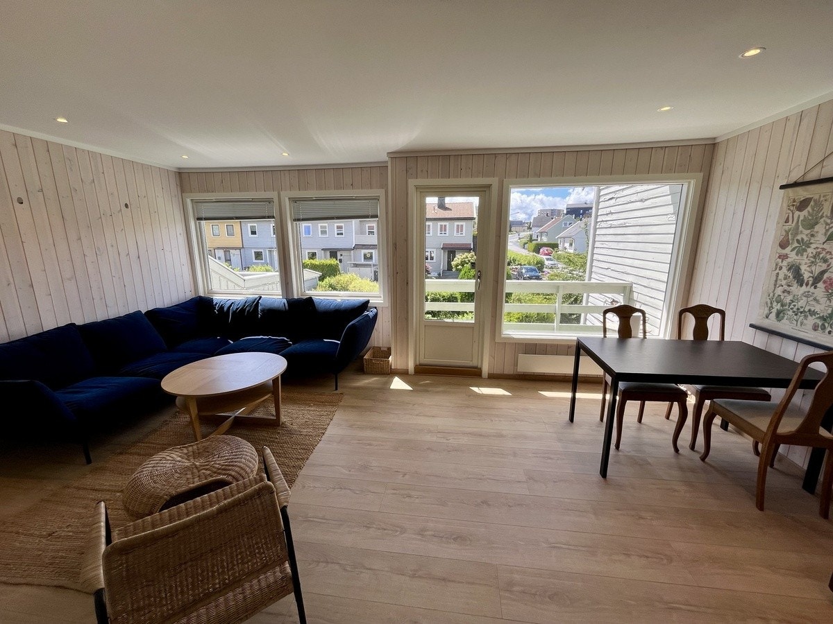 Stue med utsikt mot hagen Galleribilde