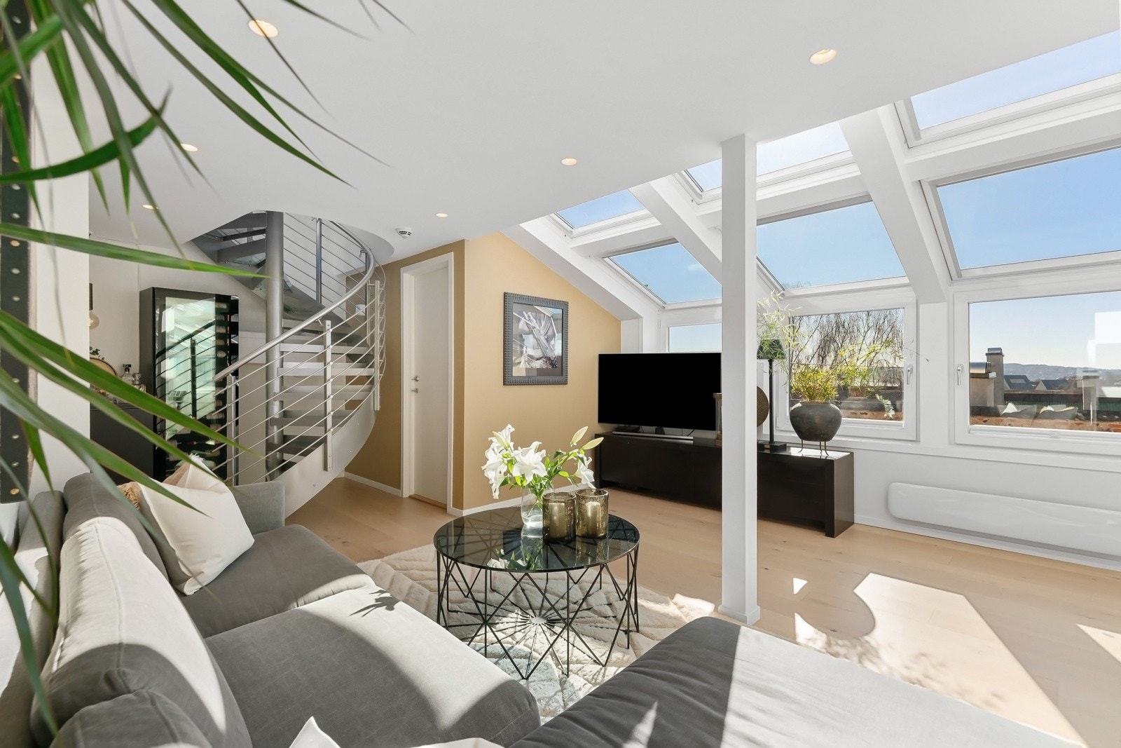 Stuen er vendt mot syd, er godt skjermet for innsyn og byr på en nydelig utsikt. Galleribilde