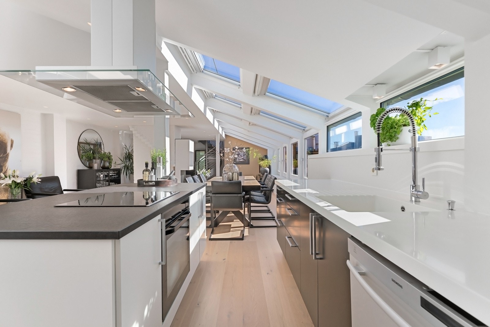 Kjøkkenet og stuen utgjør et nydelig allrom - Enstavs eikeparkett og velplasserte downlights. Galleribilde