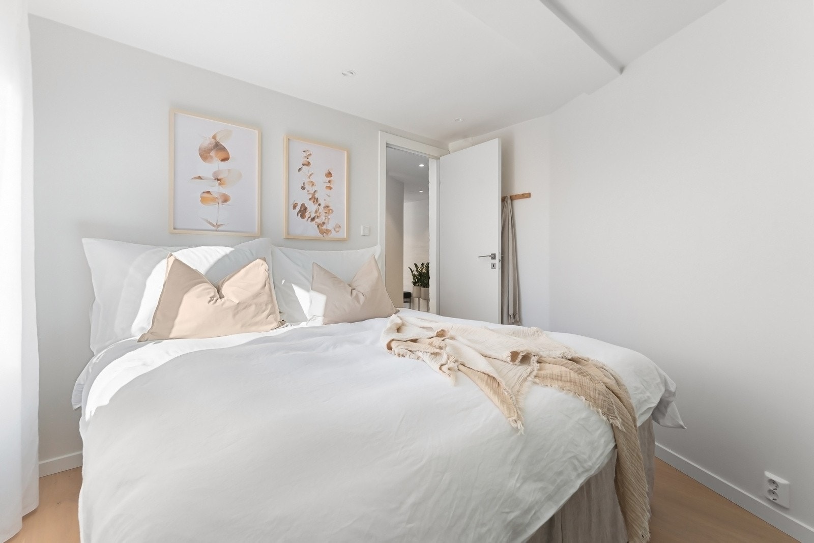 Samtlige rom vender ut mot fredelig gårdsrom. Galleribilde