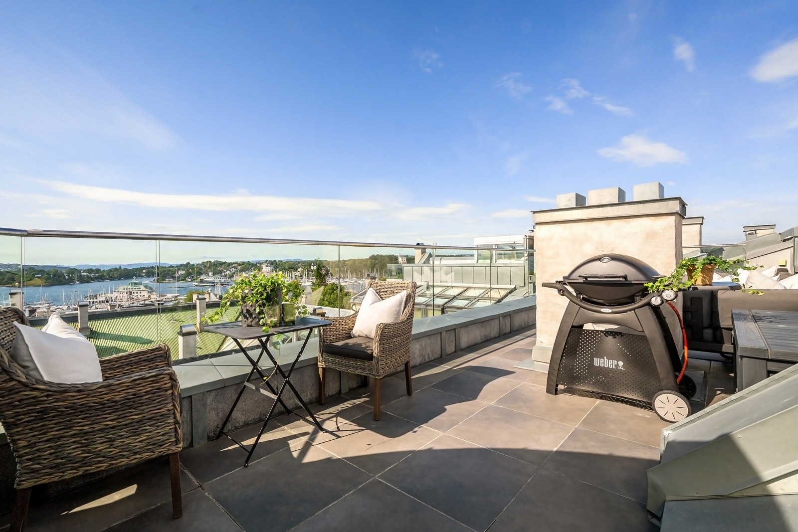 Sol fra første morgensol og helt til solnedgang midtsommers - En skjermet oase. Galleribilde