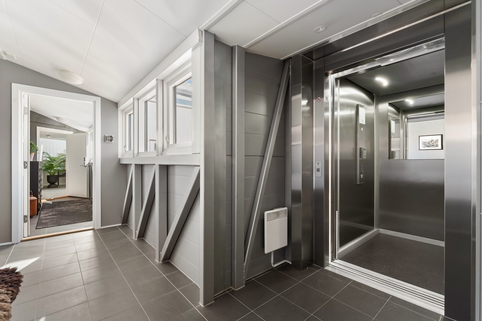 Heisen går kun fra 1. etasje og til 5. etasje ved bruk av kode. Galleribilde