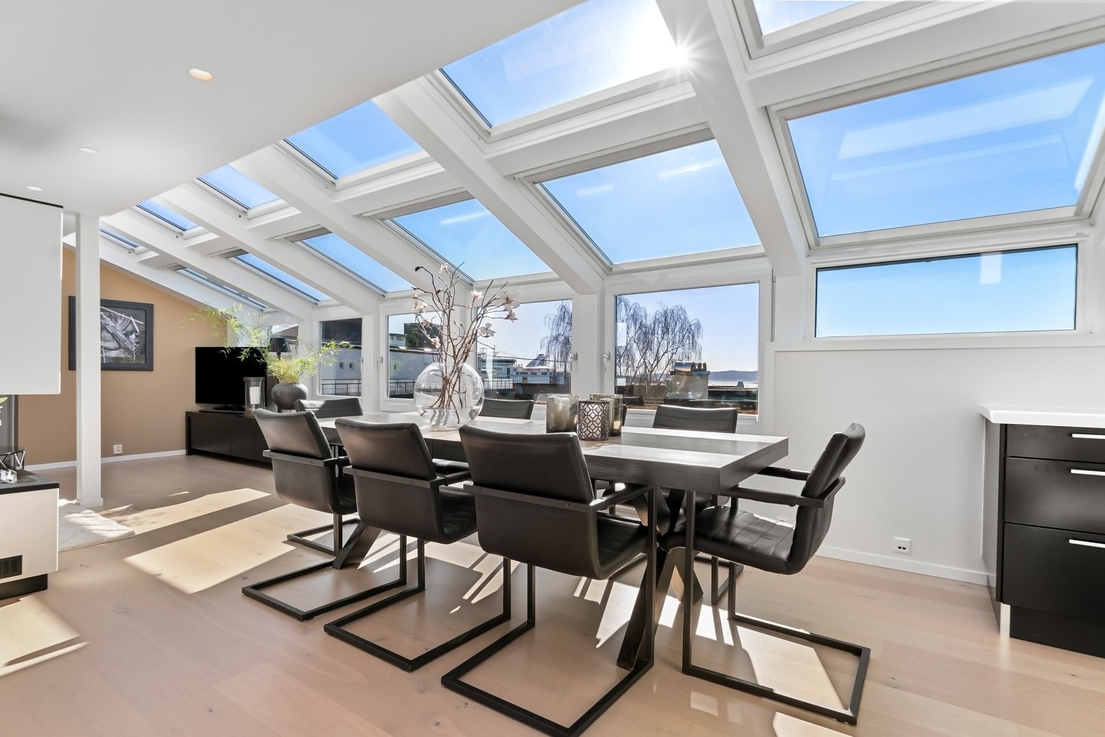 Vertikale vinduer og takvinduer ivaretar utsikten - Automatisk lukke/åpne funksjon med solskjerming. Galleribilde