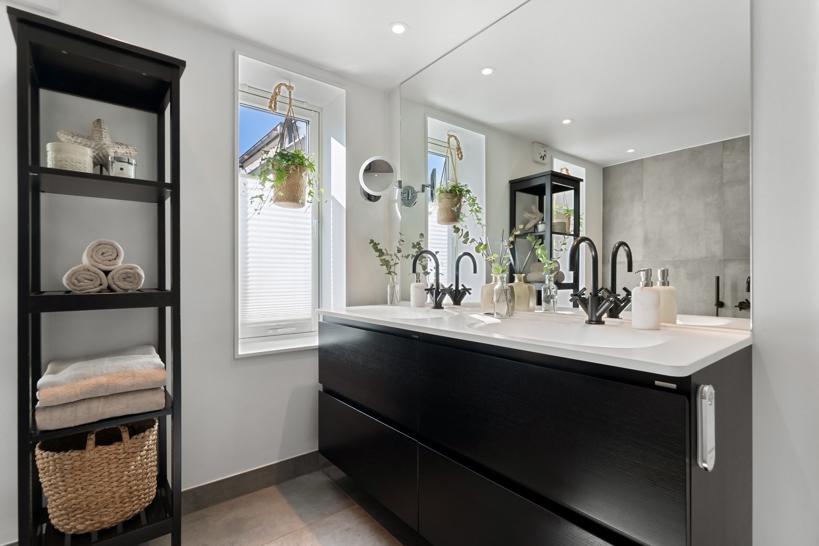 Innredning fra Vedum med dobbel vask og armatur fra Dornbracth. Galleribilde