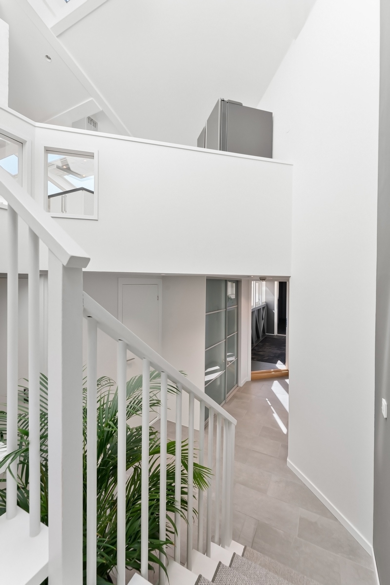 Entré med skyvedørsgarderobe og privat gang utenfor som låses av leiligheten (kommer i tillegg til BRA-I) Galleribilde