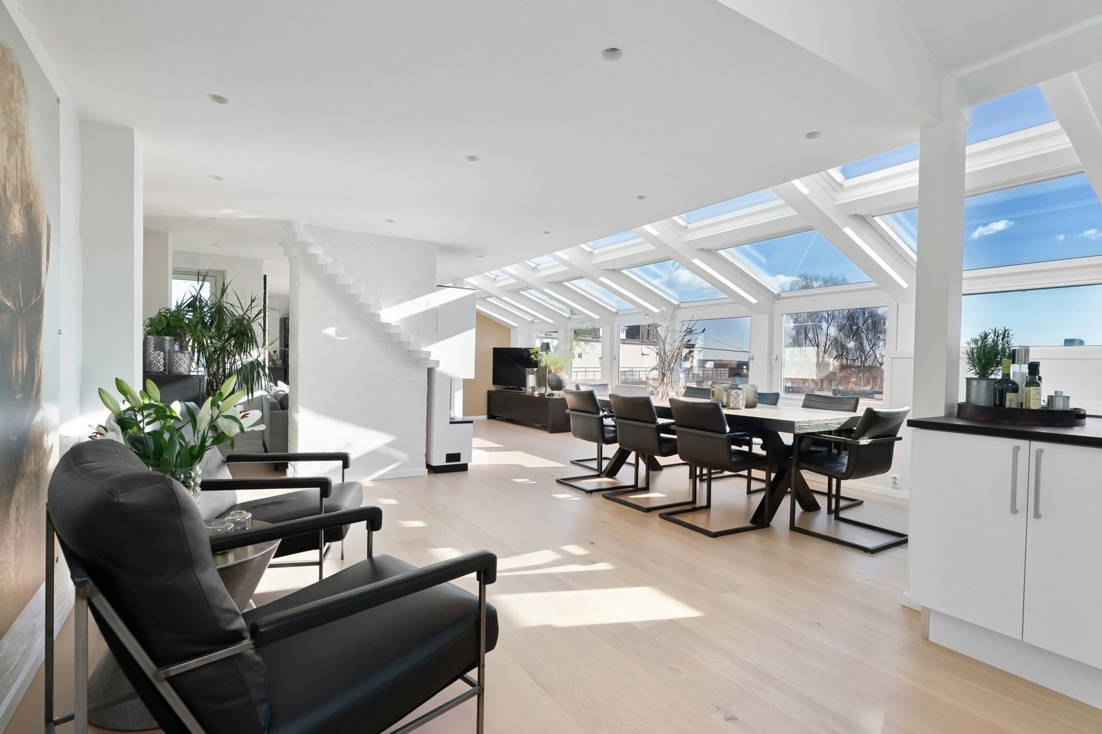 Luftig stue- og kjøkkenløsning i svært velfungerende, åpen løsning. Galleribilde