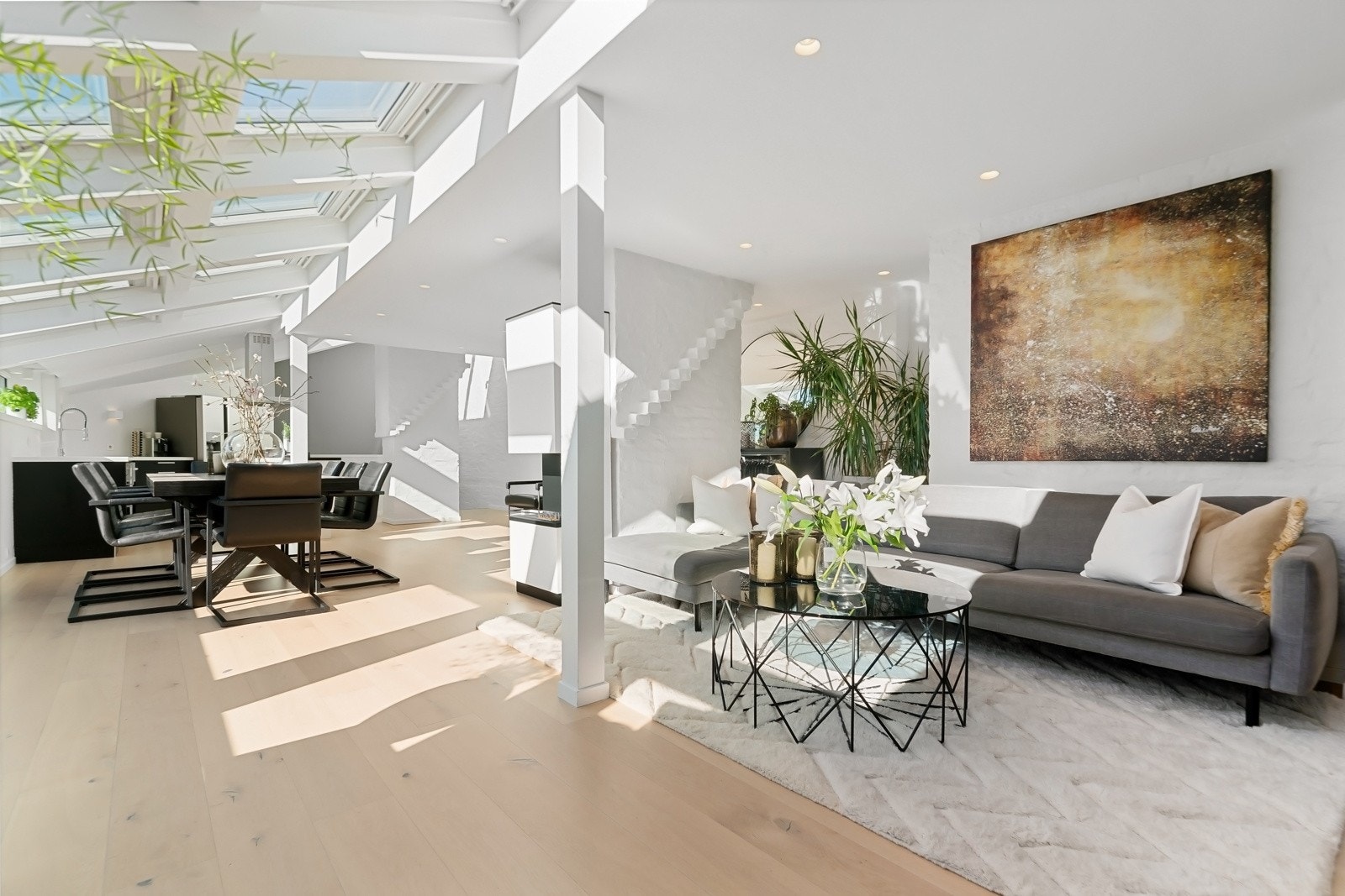 God plass til stor salong med tilhørende møblement - Takhøyde målt til hele 3,60 meter på det høyeste. Galleribilde