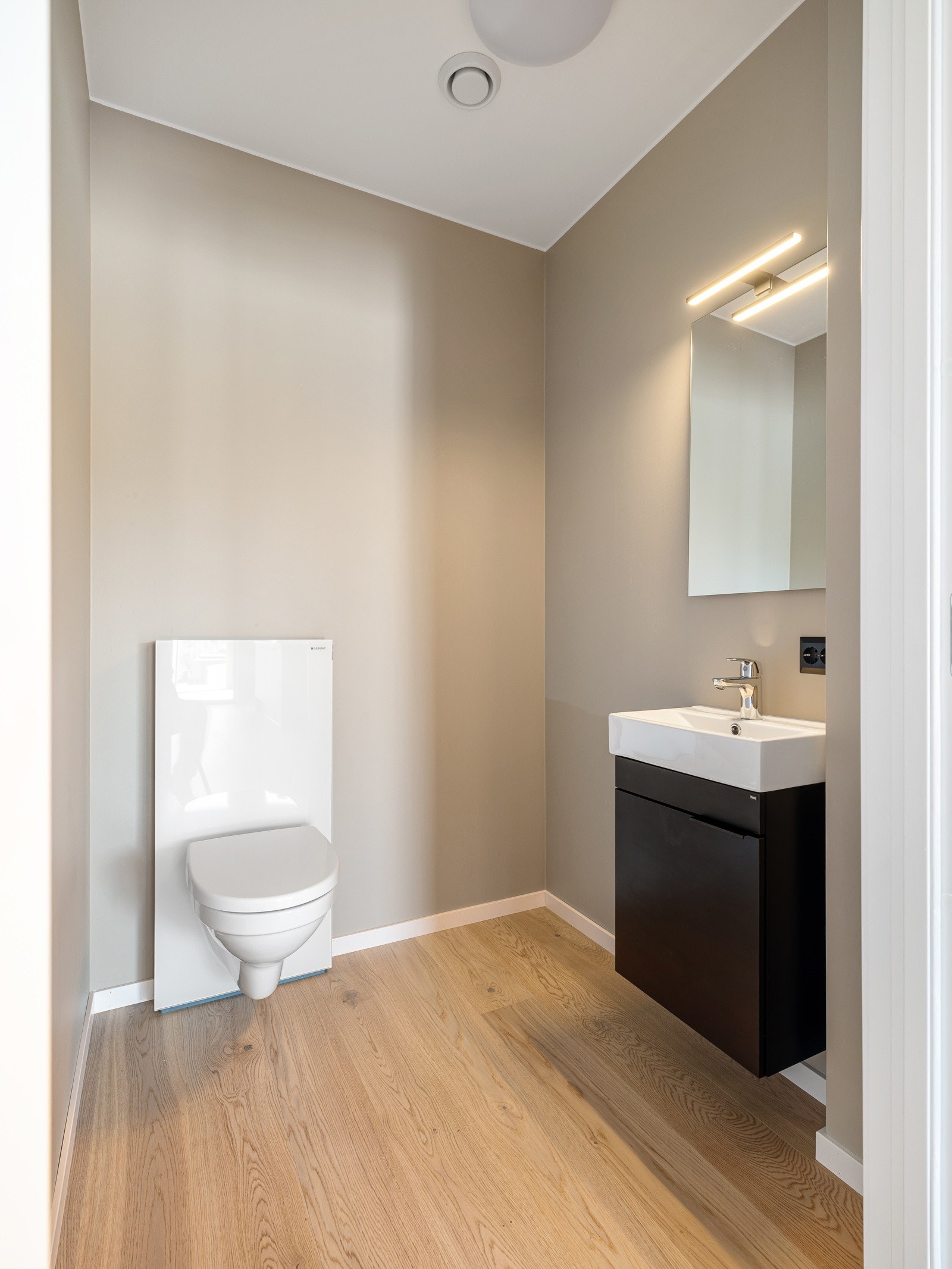 Rett til venstre i entréen har du et ekstra gjeste-wc. Galleribilde