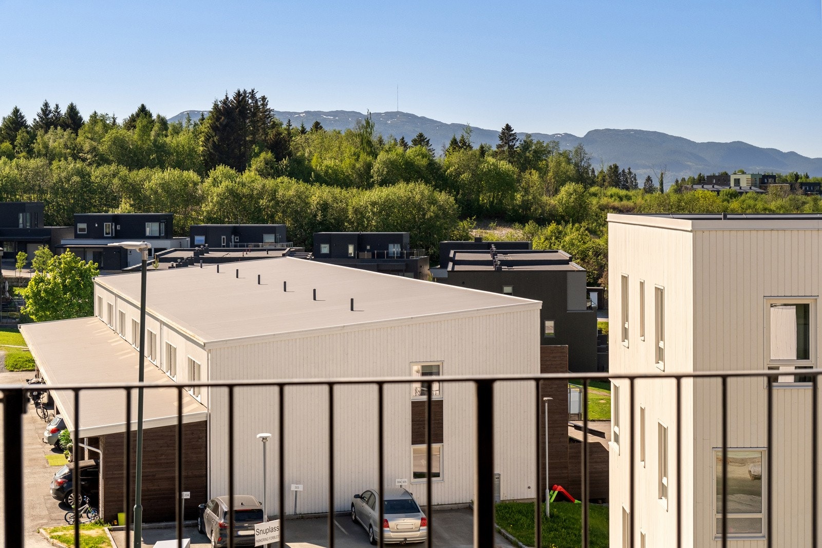 Leiligheten nyter godt av flotte sorforhold og god utsikt i høy 2. etasje. Galleribilde