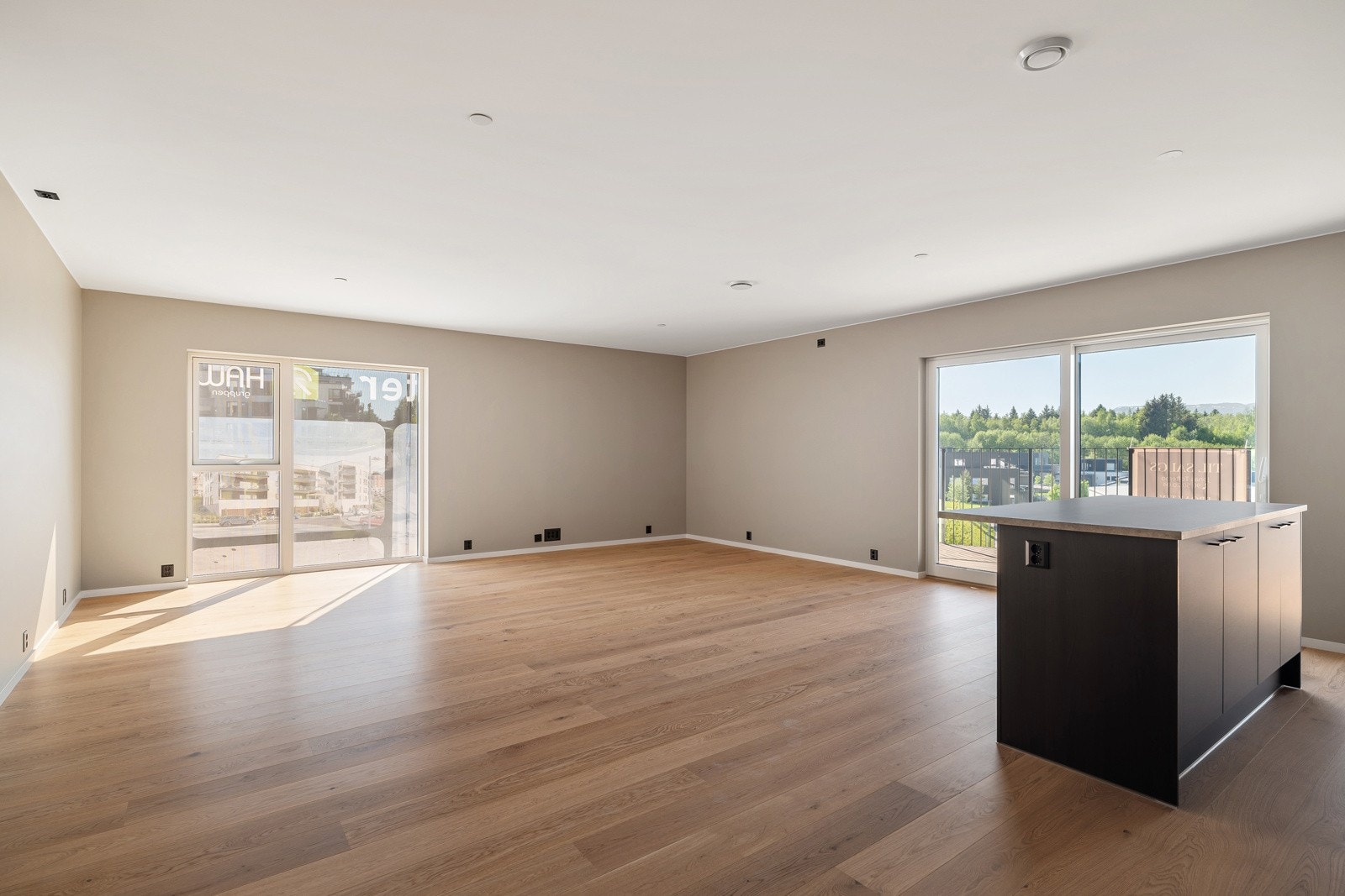 Romslig stue med god takhøyde og tidsriktige fargevalg. Galleribilde