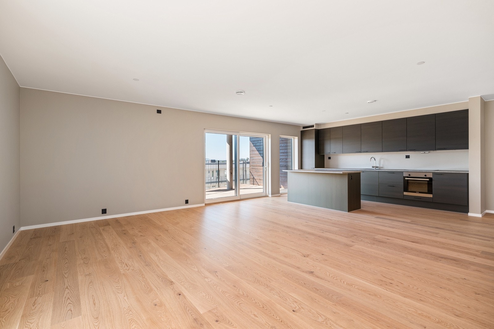 Overheng på kjøkkenøyas benkeplate gir muligheter for møblering med f.eks barstoler. Galleribilde