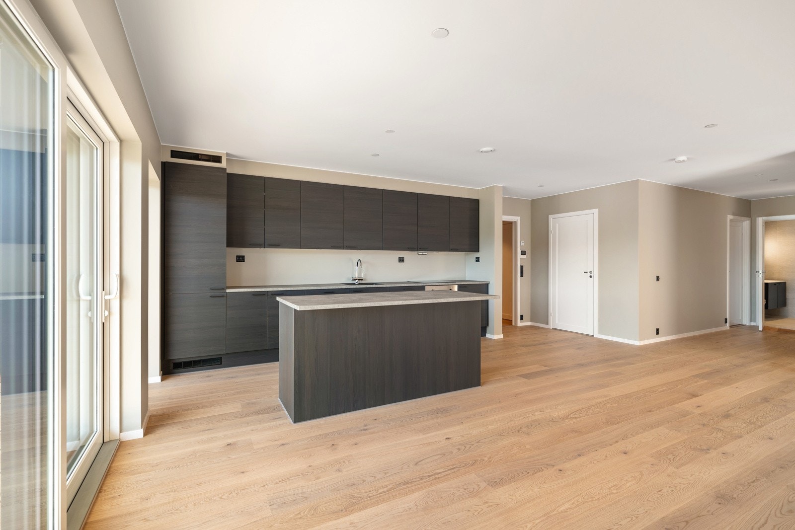 Integrert komfyr, induksjonstopp og kombikjøleskap. Galleribilde