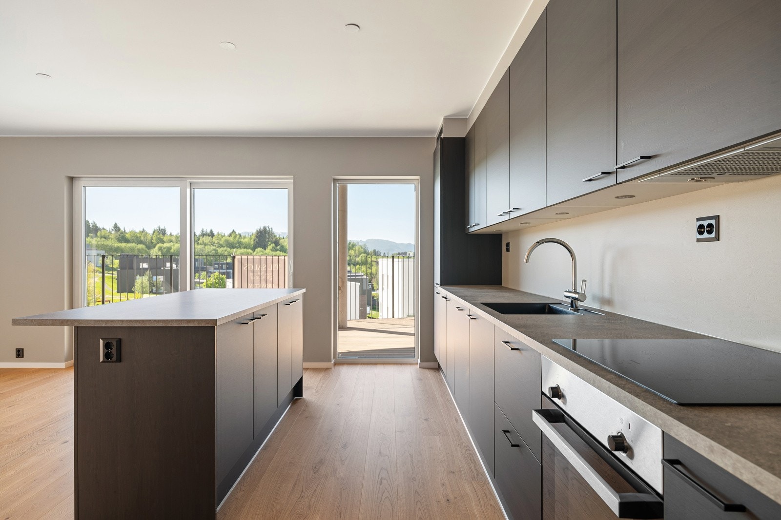 Kjøkkenet har rikelig med boltreplass og er perfekt for deg som er vant til stort kjøkken eller er glad i å lage mat. Galleribilde