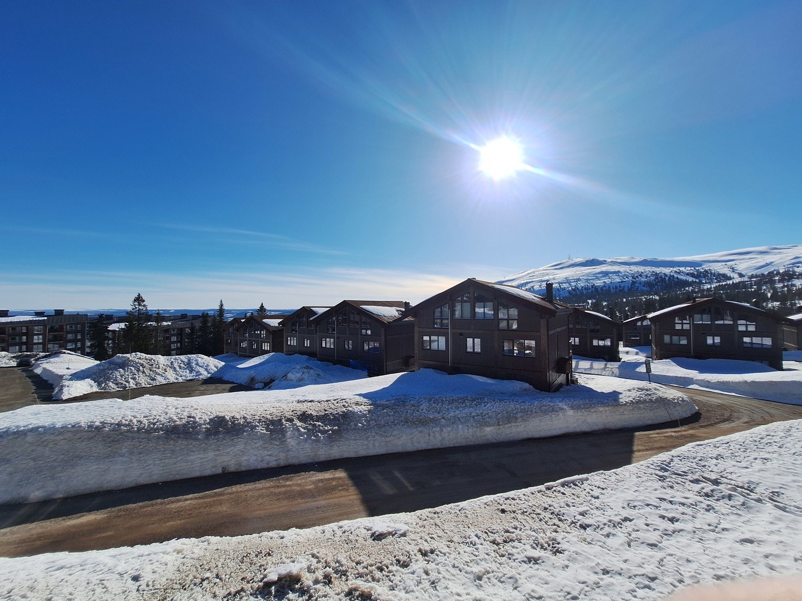 kBeliggenheten gir flott utsyn og med sentralt plassering har du ski inn/ut og ort spastertur til både hotellet og dagligvarebutikk på Høyfjellssenteret. Galleribilde