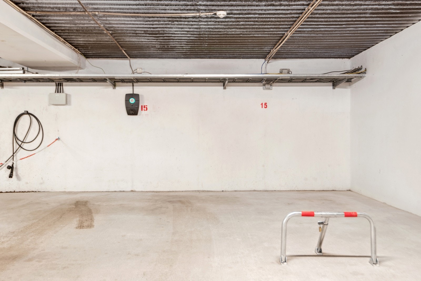 Tilhørende leiligheten er det 2 parkeringsplasser i lukket garasjekjeller. Her går du tørrskodd inn og ut av leiligheten hele året. Galleribilde