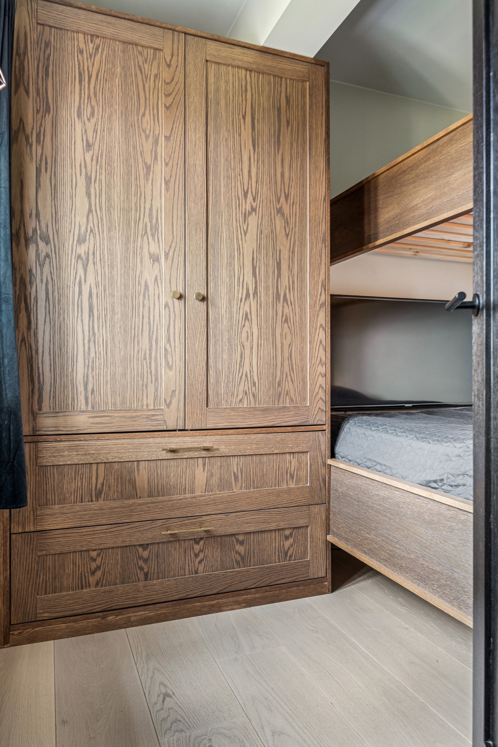 I tillegg er den gjennomførte stilen forlenget inn til soverom 2 med plassbygd seng. Galleribilde