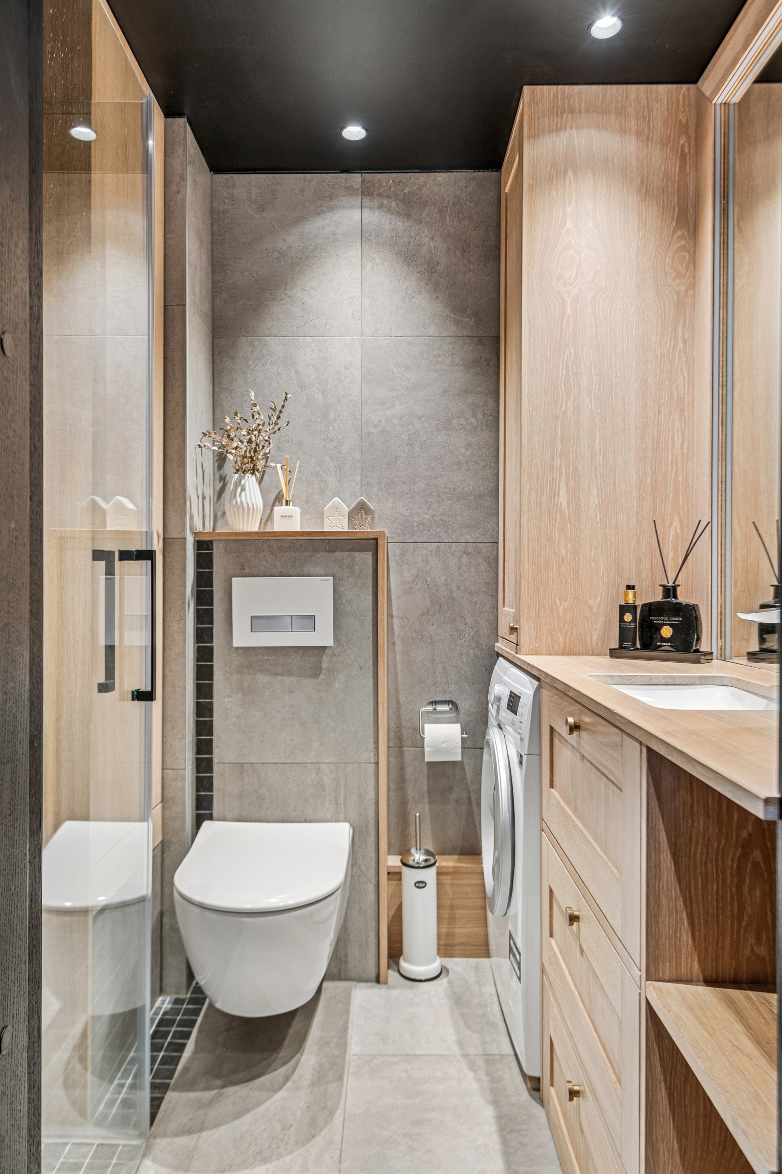 Det stilige badet har smarte løsninger med romslig dusjnisje, plassbygd innrending og veggehengt toalett. Galleribilde