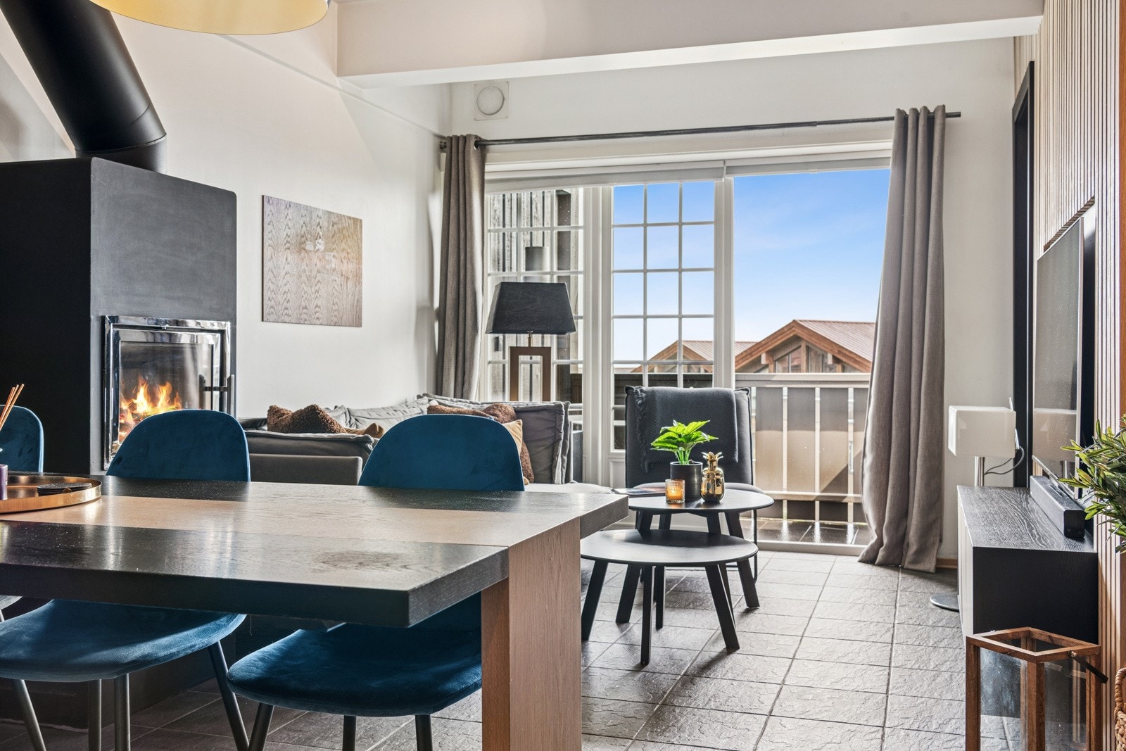 STuen har en lun og lys fremtoning og fint lysinnslipp fra stor terrassedør Galleribilde