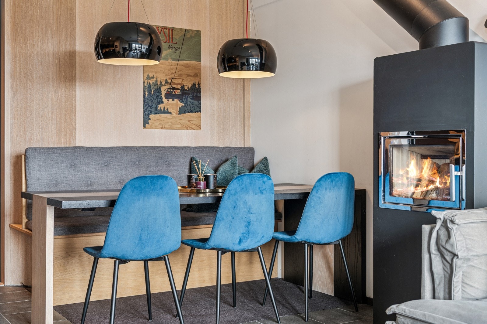 Plassbygd spisestuedel gir god plass til både venner og familie rundt middagsbordet Galleribilde