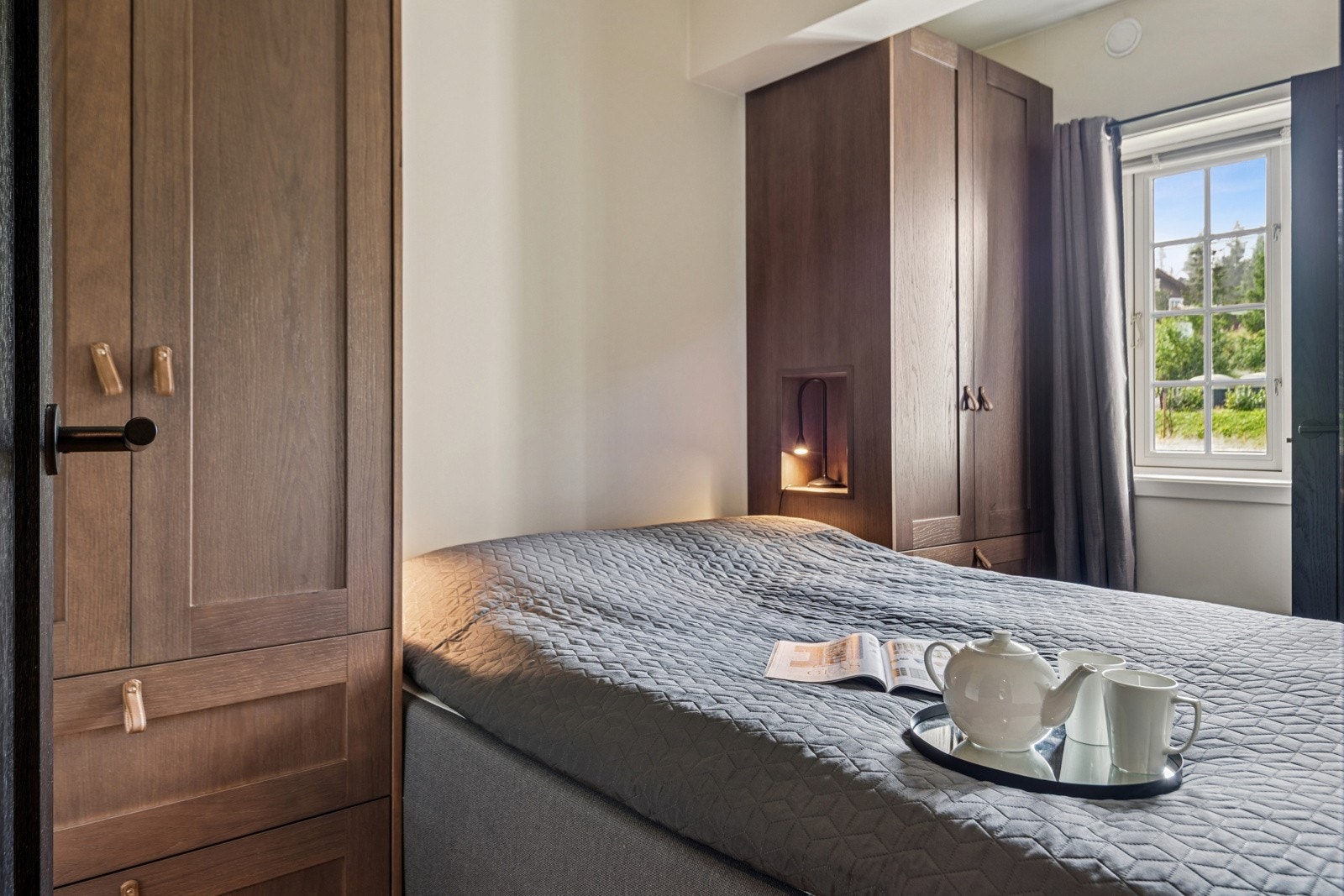 Hovedsoverom med samme garderobeskap som i gang på hver side av sengen. Galleribilde