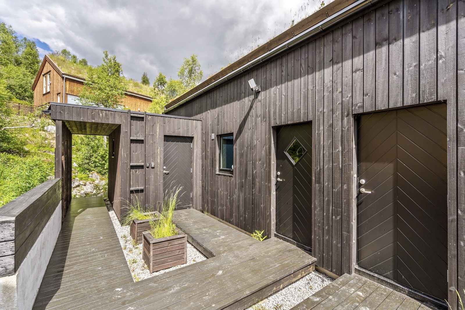 Estetisk gjennomførte og funksjonelle uteområder med bod og overbygg. Galleribilde