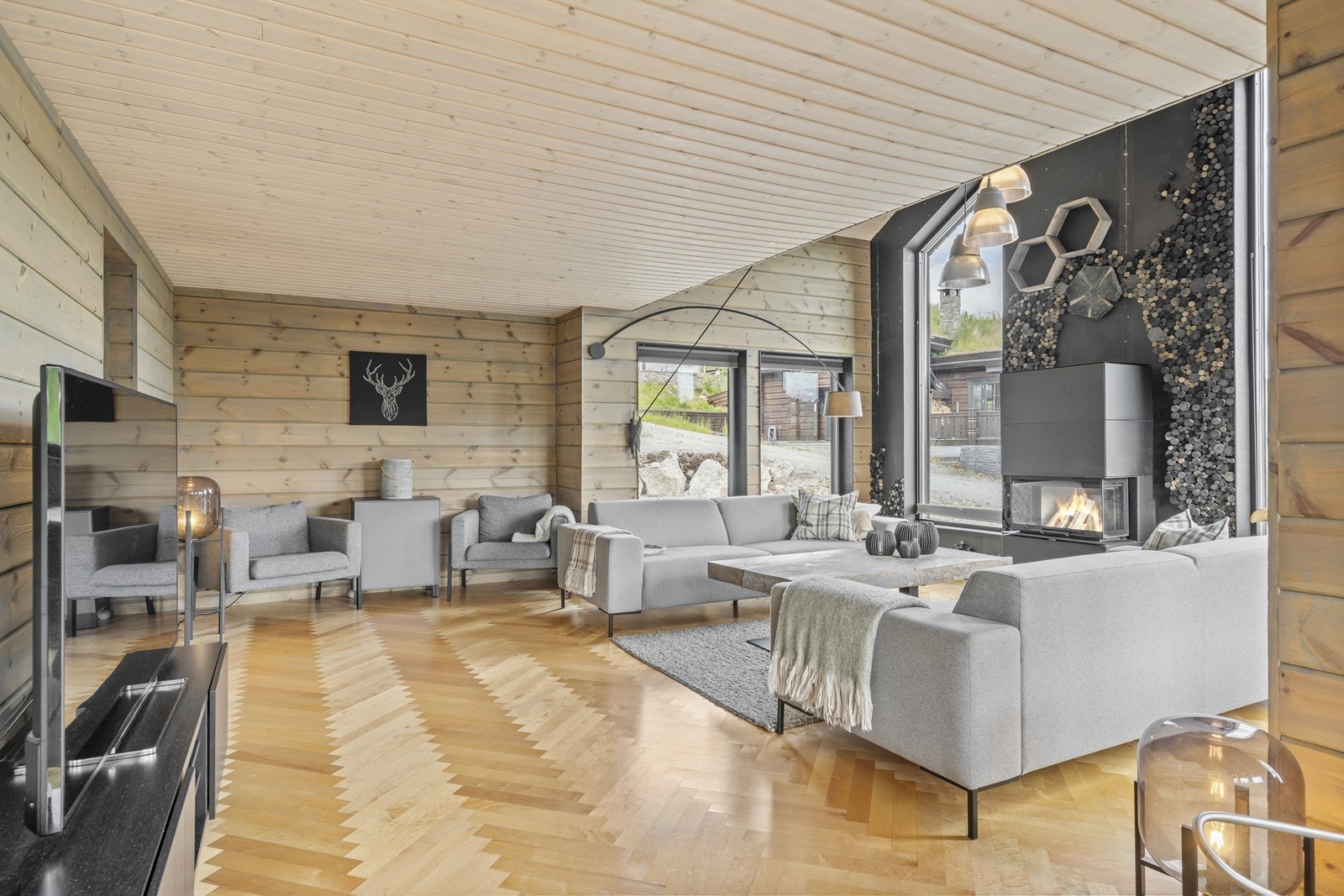 Stuen er romslig og inndelt i ulike soner. Galleribilde