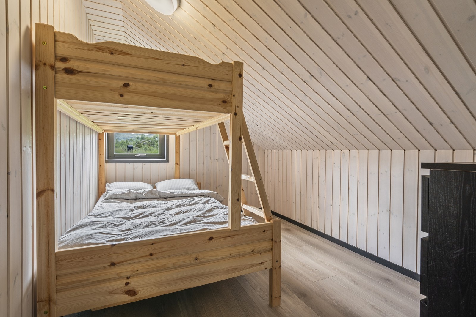 Soverom 2 også av god størrelse og innredet med tre sengeplasser. Galleribilde