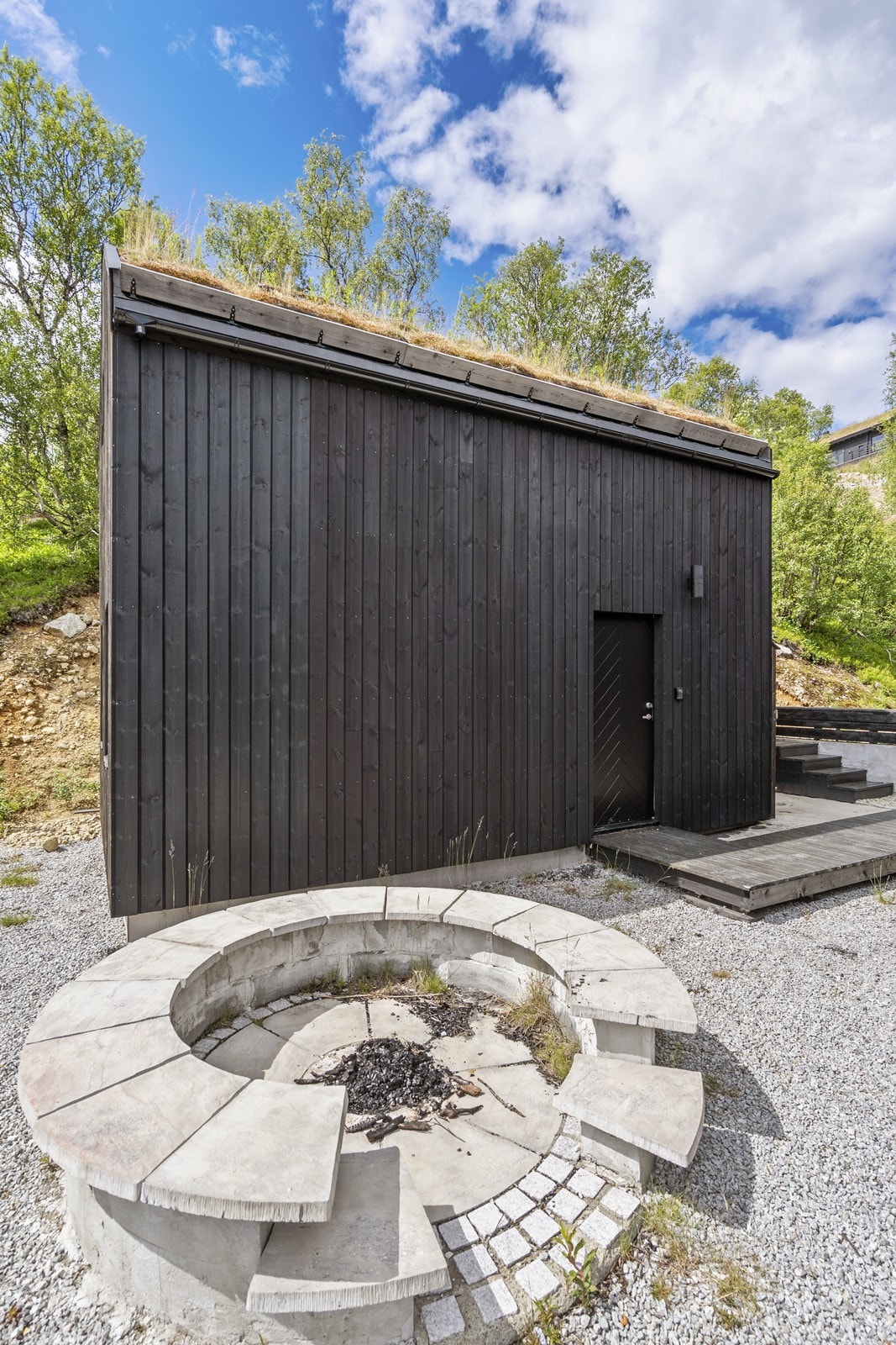 Solid, faststøpt bålplass som skaper et naturlig samlingspunkt på uteområdet. Galleribilde