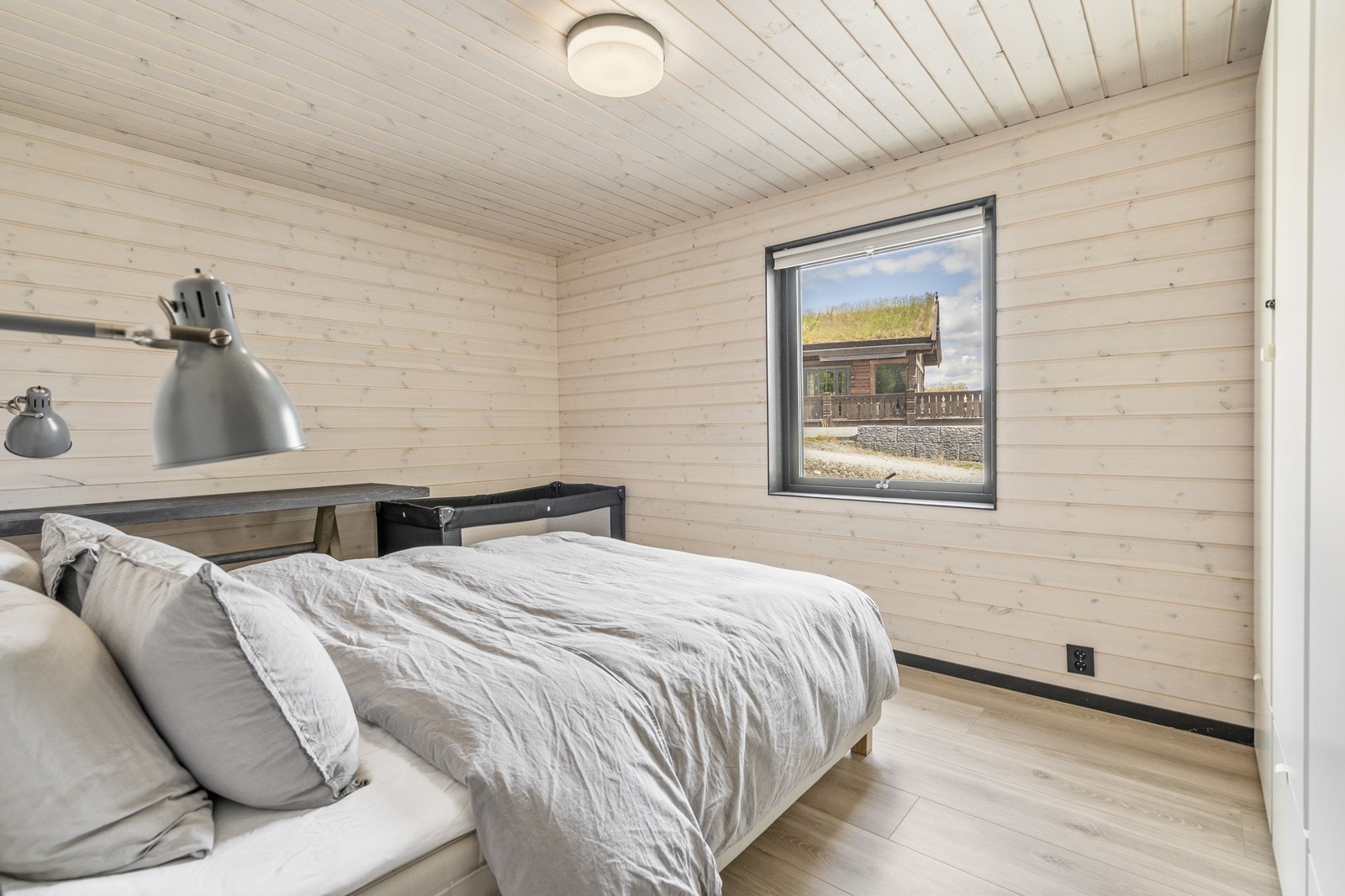 Soverom av god størrelse med stort garderobeskap. Galleribilde