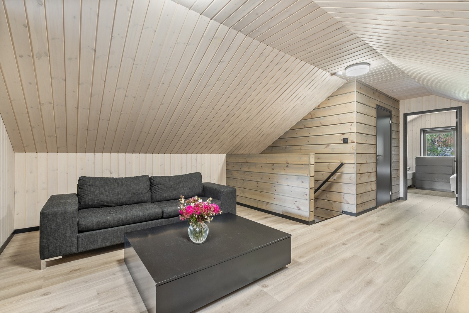 Den lyse og luftige loftstuen gir en ekstra oppholdsplass med mange muligheter - enten som TV-stue, lekerom for barna eller et rolig sted å trekke seg tilbake. Galleribilde