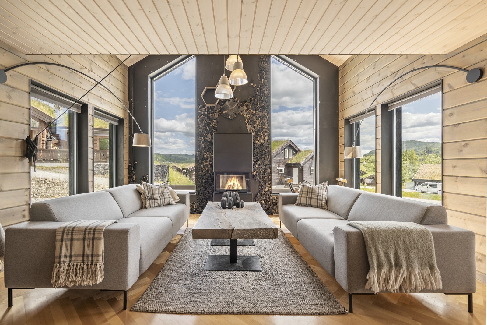 Lekker kontrastvegg bak den stilige vedovnen setter et ekstra særpreg på rommet. Galleribilde