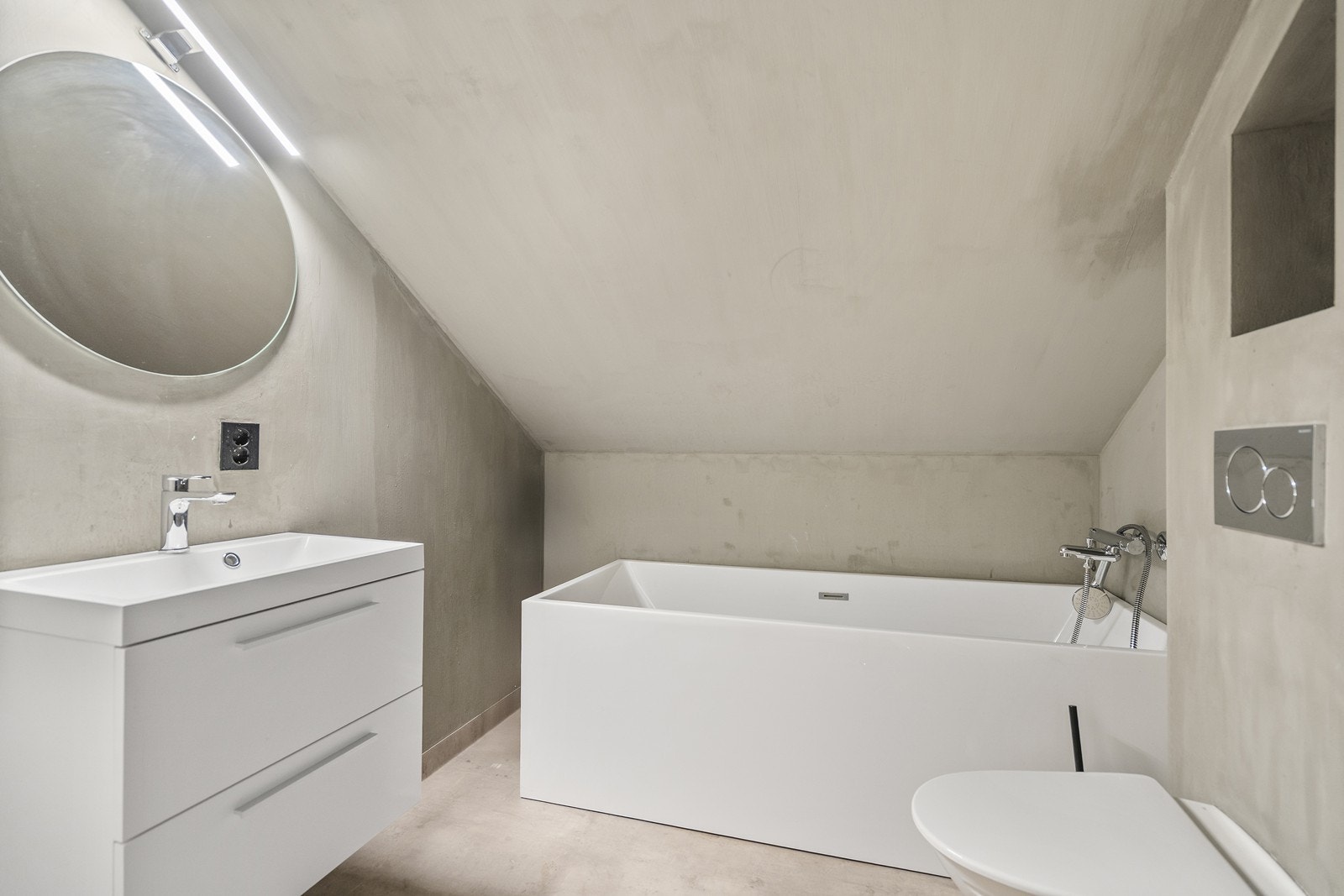 Stilrent baderom med lekkert badekar. Galleribilde