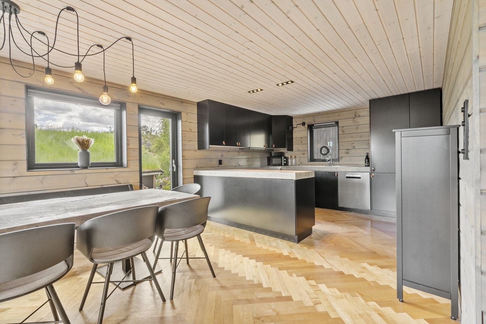 Den åpne kjøkkenløsningen gir en luftig følelse, og man kan være sosial med gjester ved spisebordet og i stuen mens maten tilberedes. Galleribilde