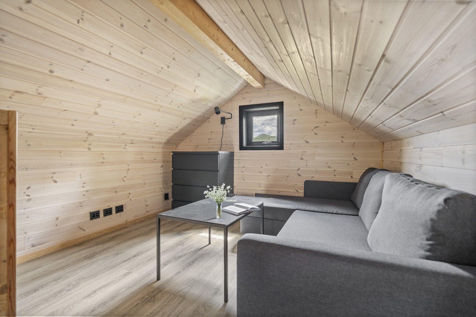 Sjarmerende hems med sofakrok som kan brukes både til avslapning og overnatting. Galleribilde