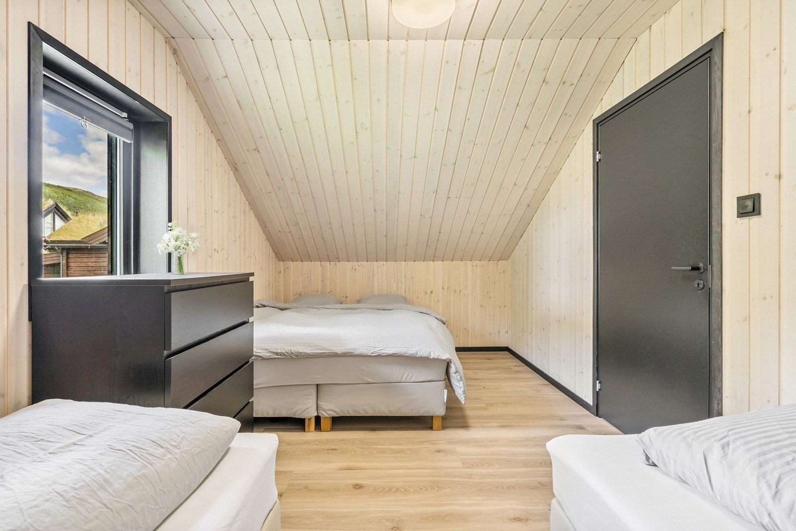 Soverom 3 av svært god størrelse, innredet med hele fire sengeplasser. Galleribilde