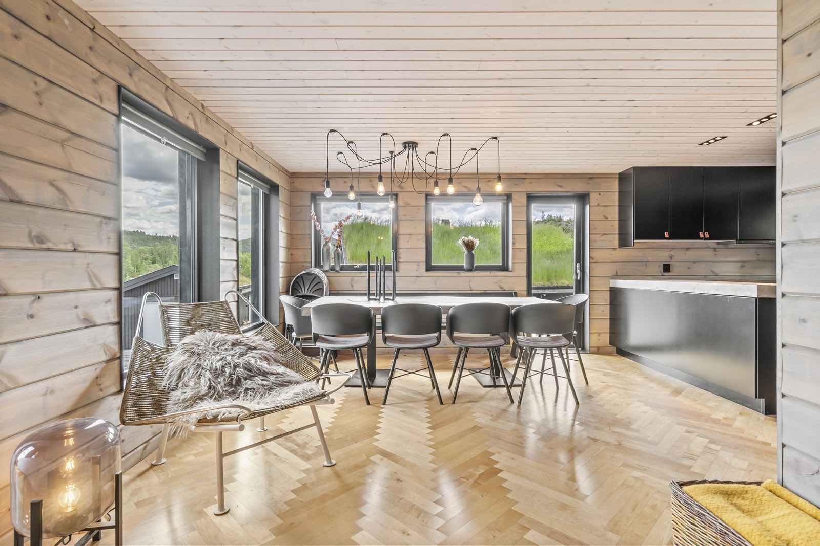 Lys og romslig spiseplass med store vinduer og plass til mange rundt bordet. Galleribilde