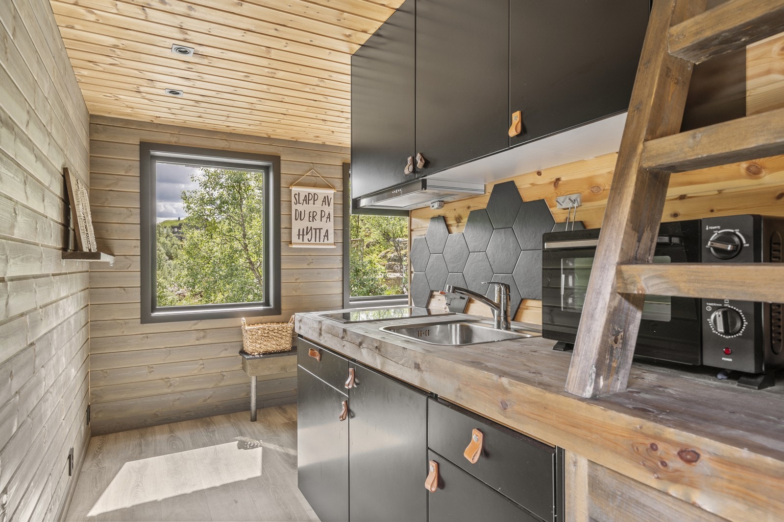 Kjøkken i samme lekre design som inne i hoved-hytta. Galleribilde