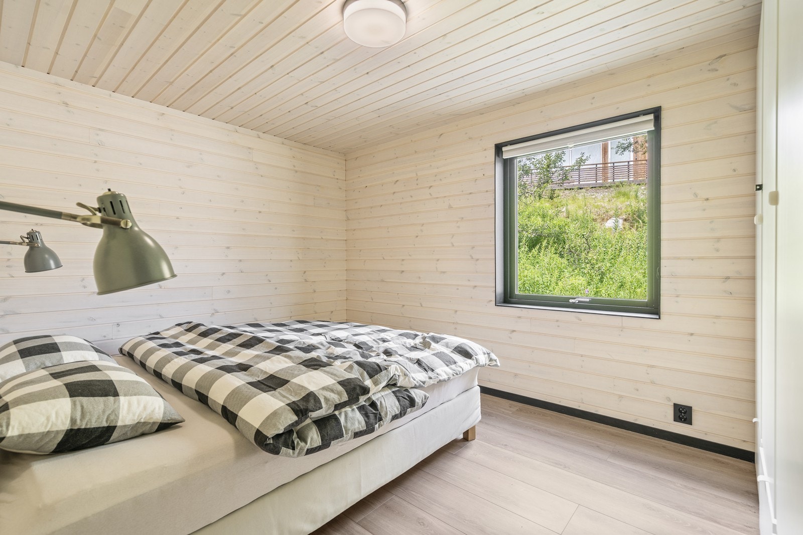 Soverom 2 også av god størrelse med stort garerobeskap. Galleribilde