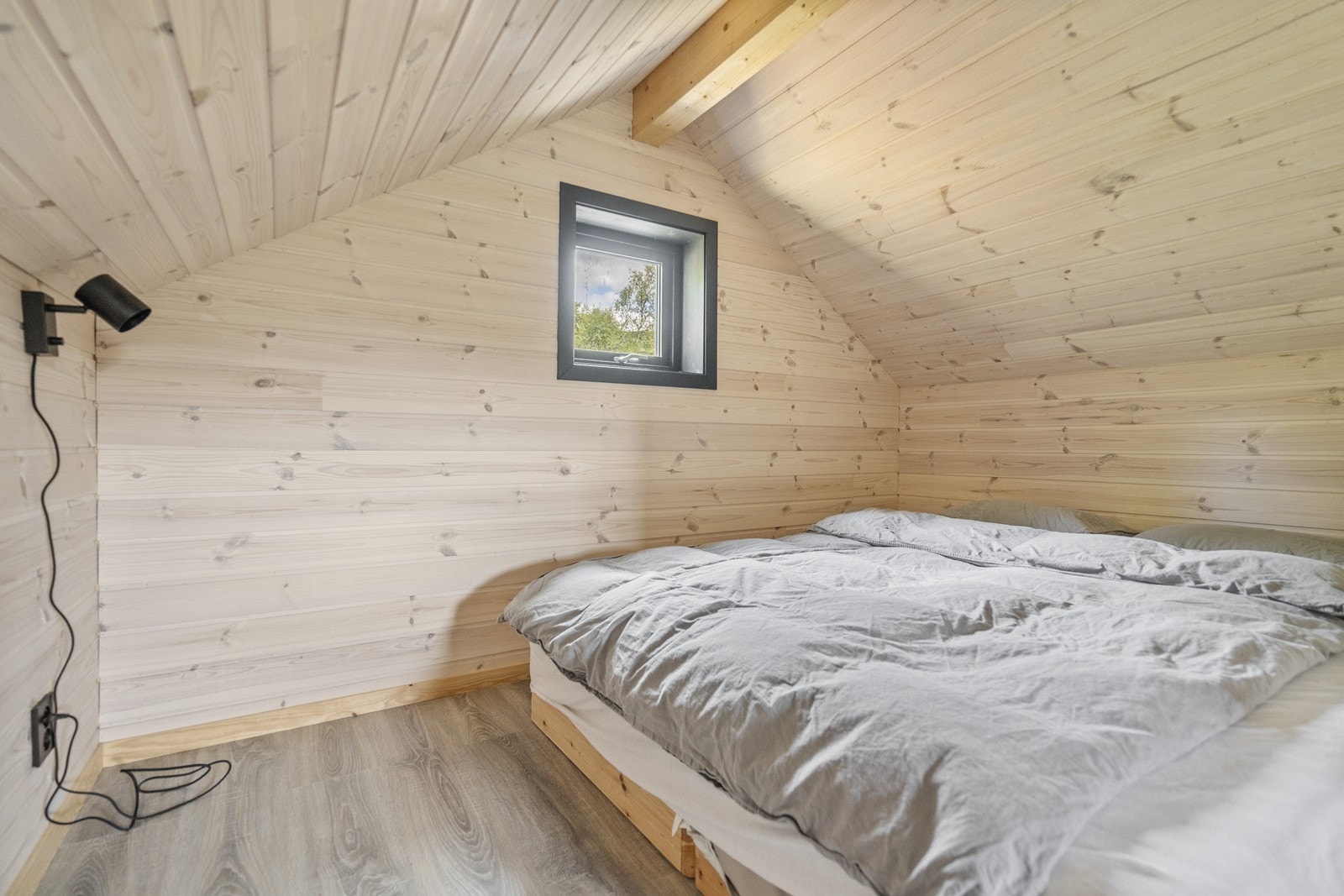 Den ene delen av hemsen er i dag utnyttet som komfortabel soveplass. Galleribilde