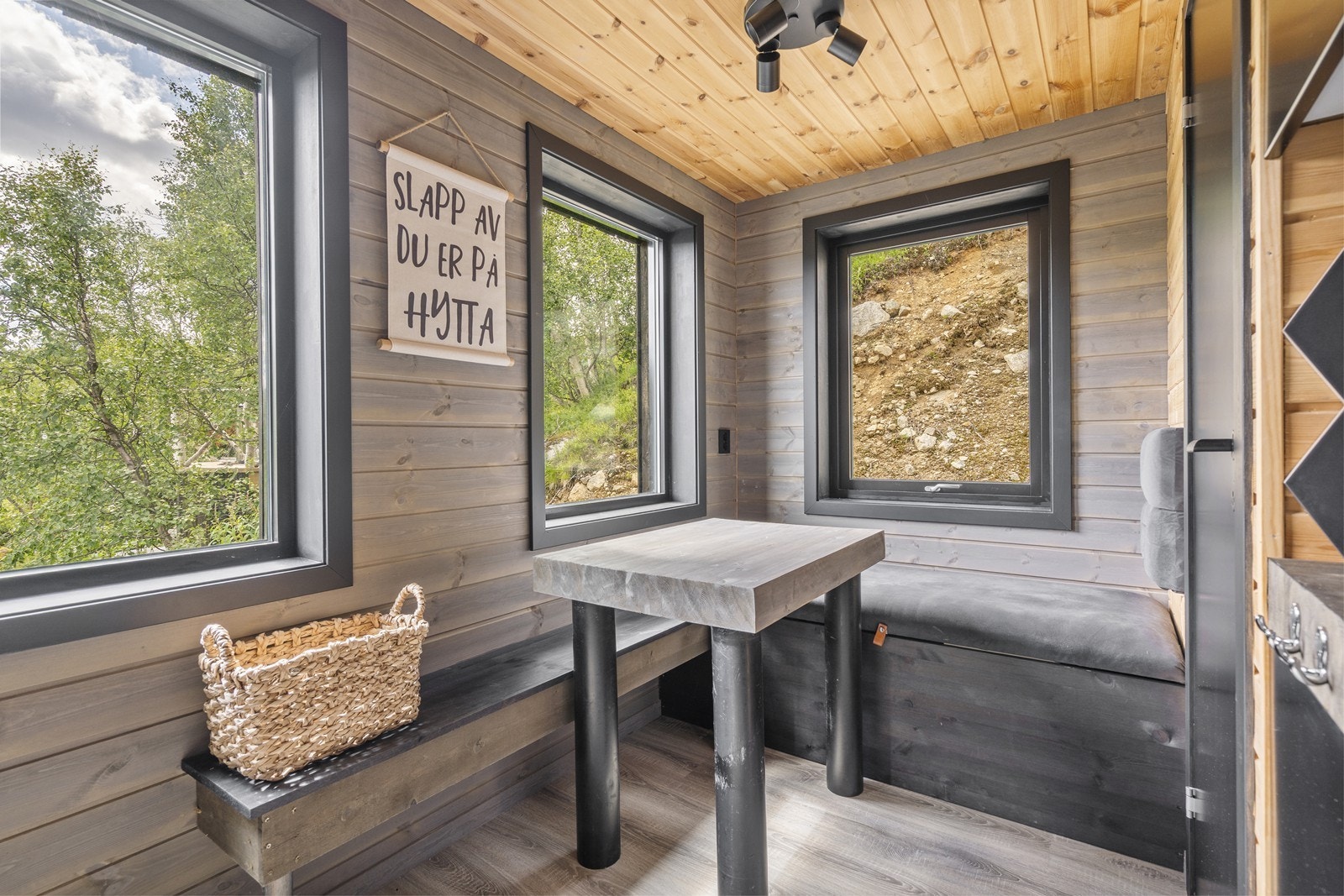 Koselig sitteplass med gjennomtenkt utforming - perfekt både som spisesone og for avslapning. Galleribilde