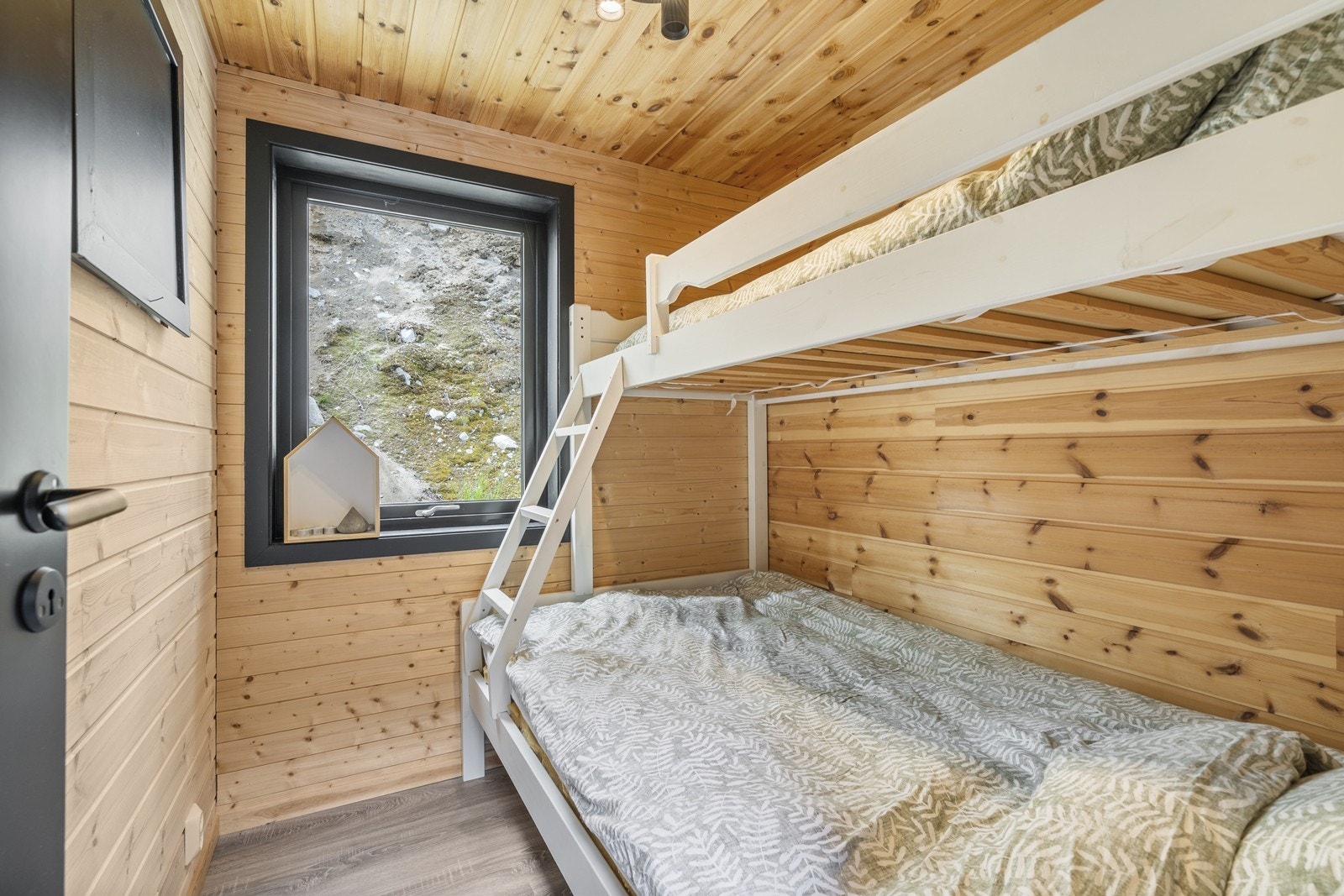 Soverom av god størrelse innredet med tre sengeplasser. Galleribilde