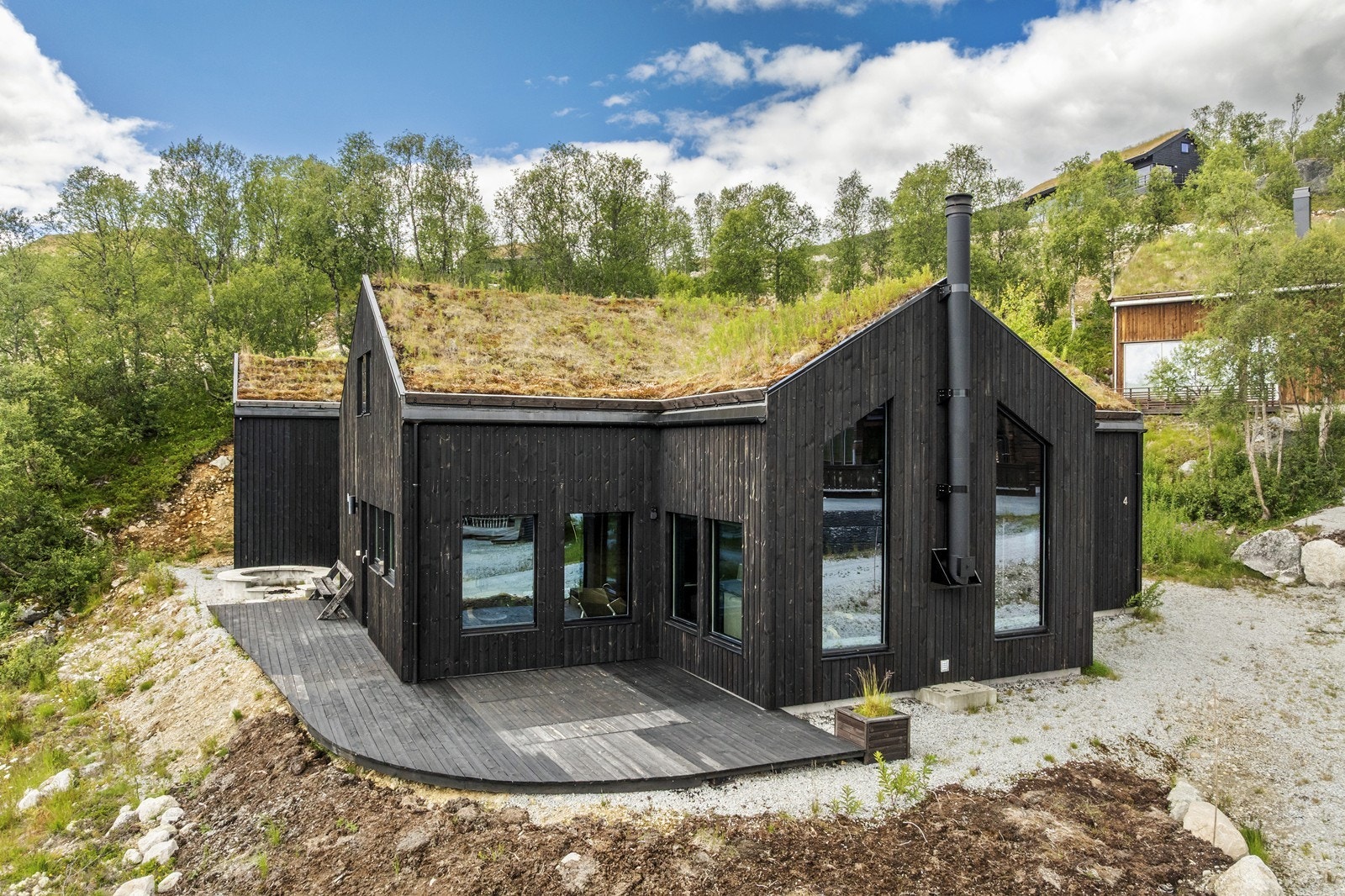 Praktisk platting/terrasse rundt hytta gjør at man kan nyte sol hele dagen. Galleribilde