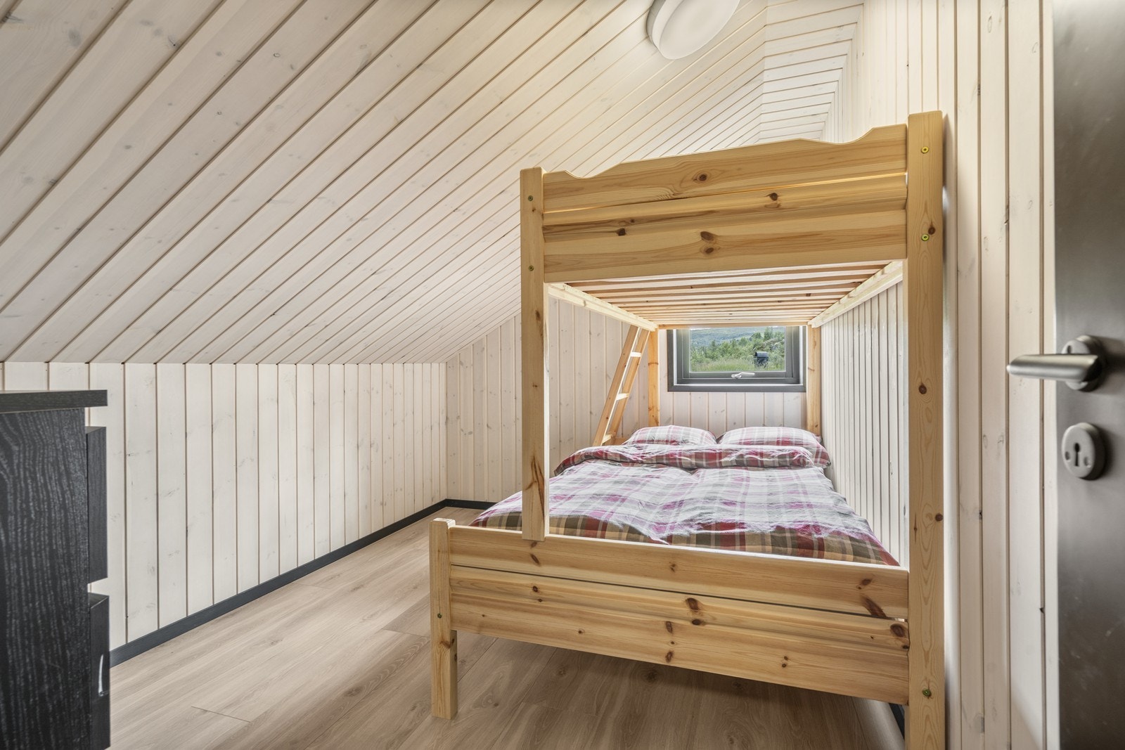 Soverom av god størrelse innredet med tre sengeplasser. Galleribilde