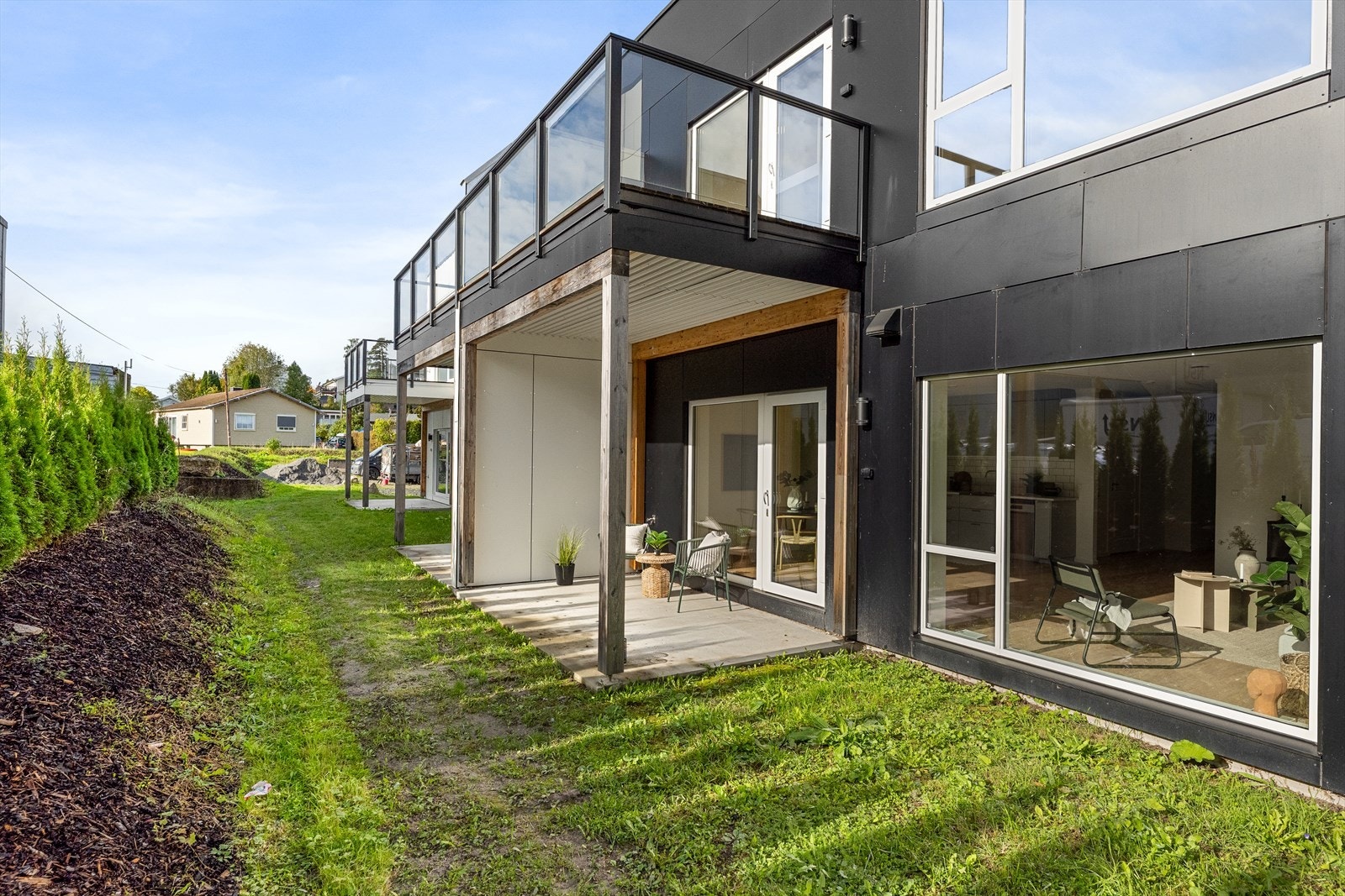 Det er plass til en loungegruppe og grill. Galleribilde