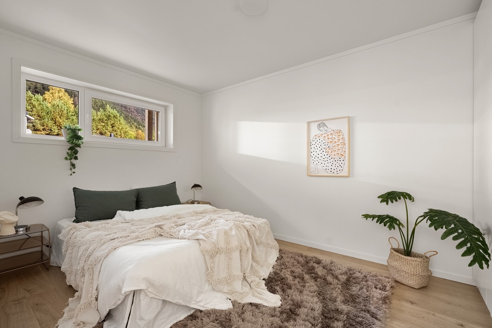 Hovedsoverom er av god størrelse med plass til dobbeltseng og garderobeskap. Galleribilde