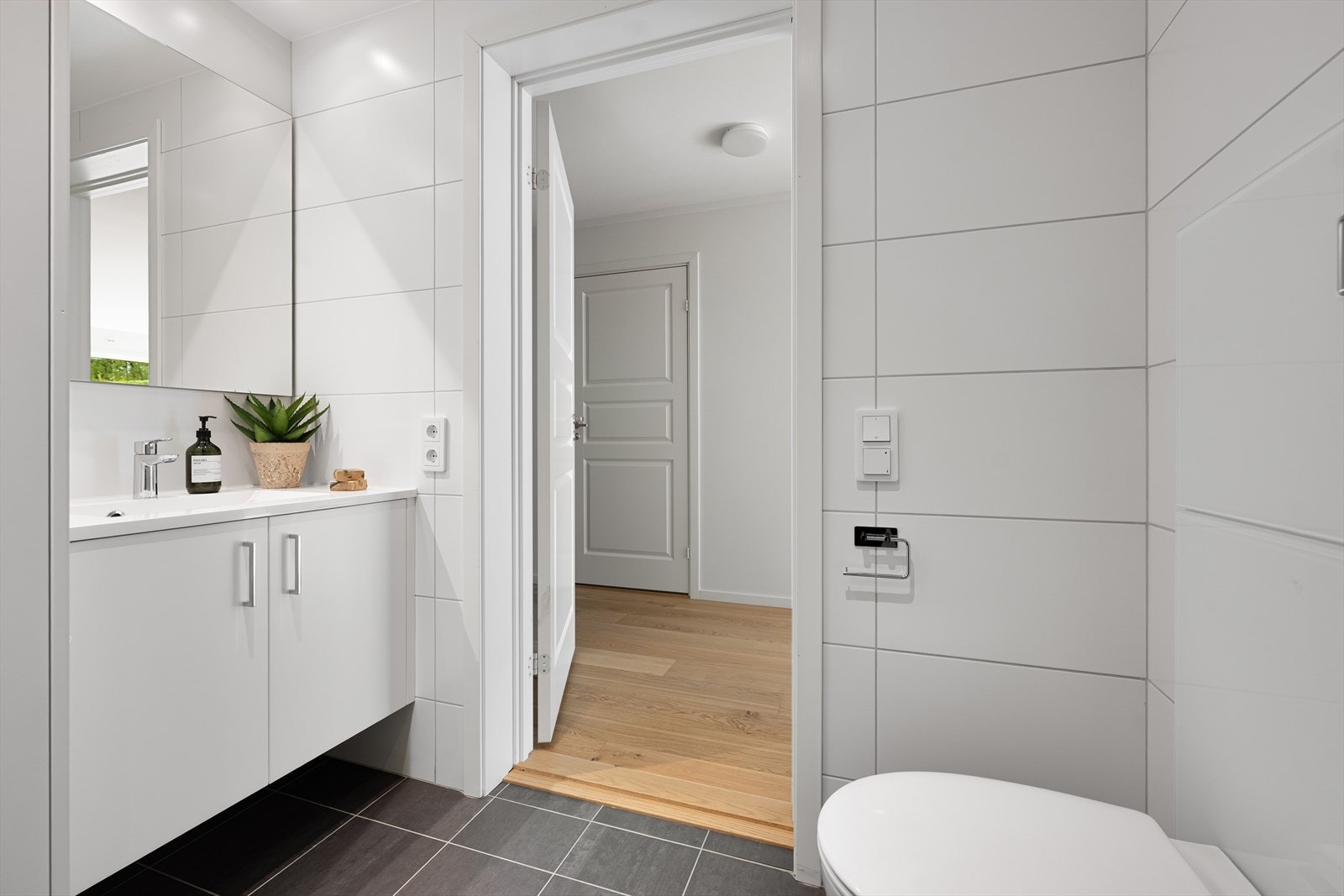 Badet er utstyrt med elektrisk gulvvarme. Galleribilde