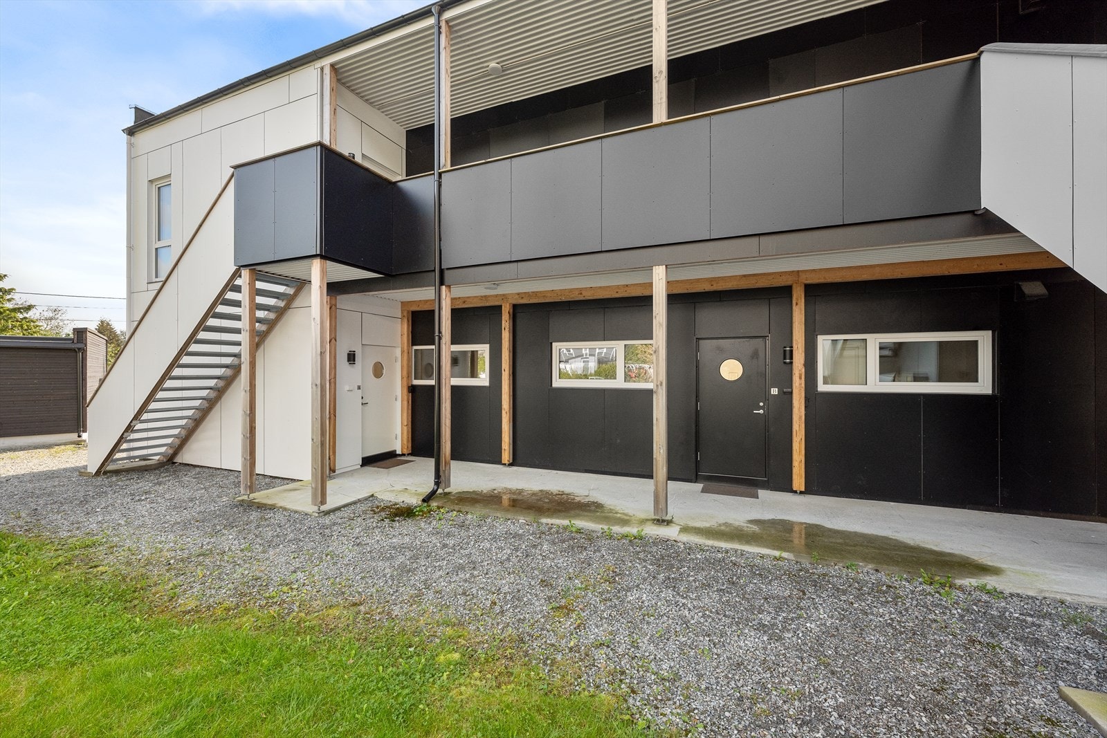 Leiligheten liger i førte etasje, med enkel adkomst inn. Galleribilde