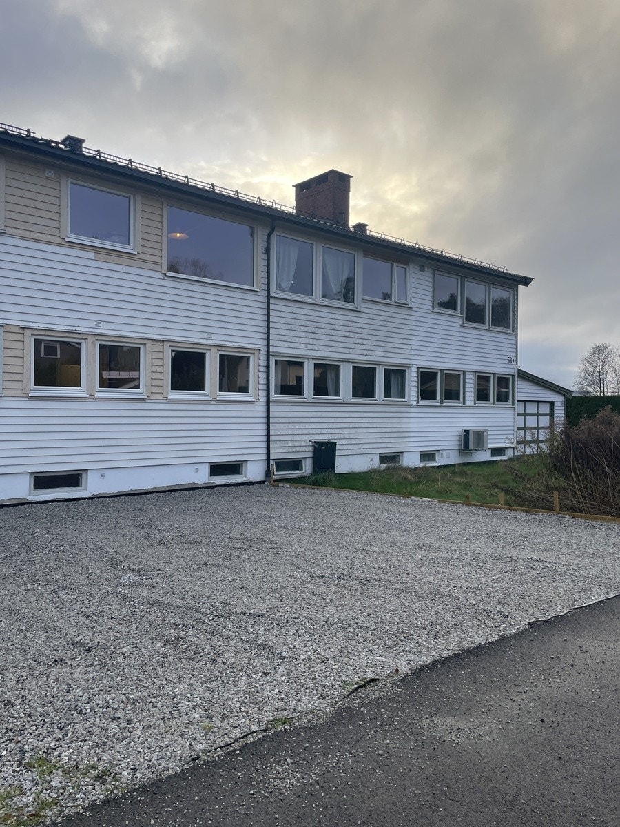 Stor gårdsplass med plass til flere biler Galleribilde