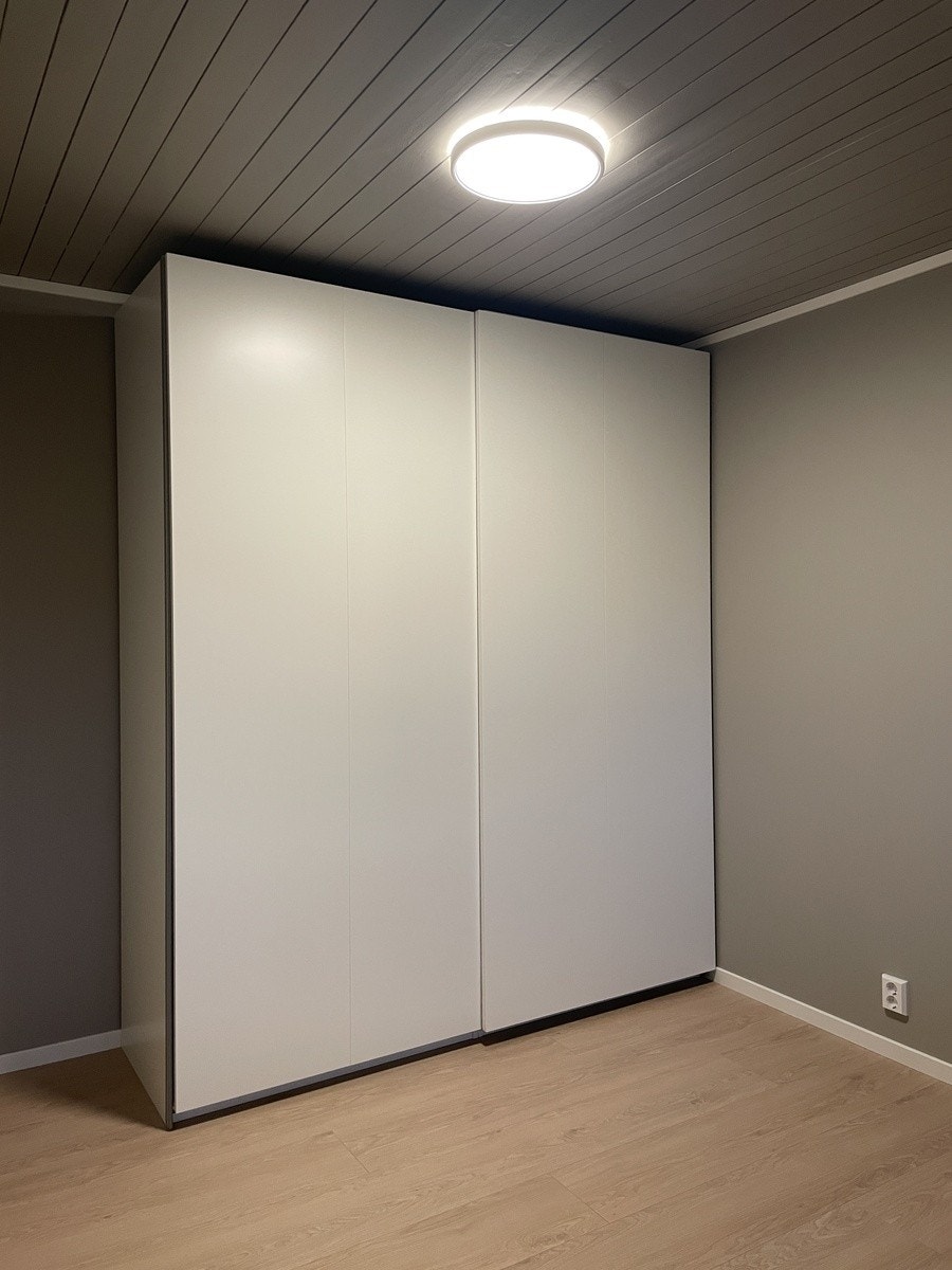 Romslig skyvedørsgarderobe på hovedsoverom Galleribilde