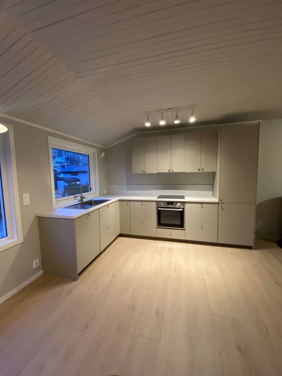 Kjøkken med integrerte hvitevarer Galleribilde